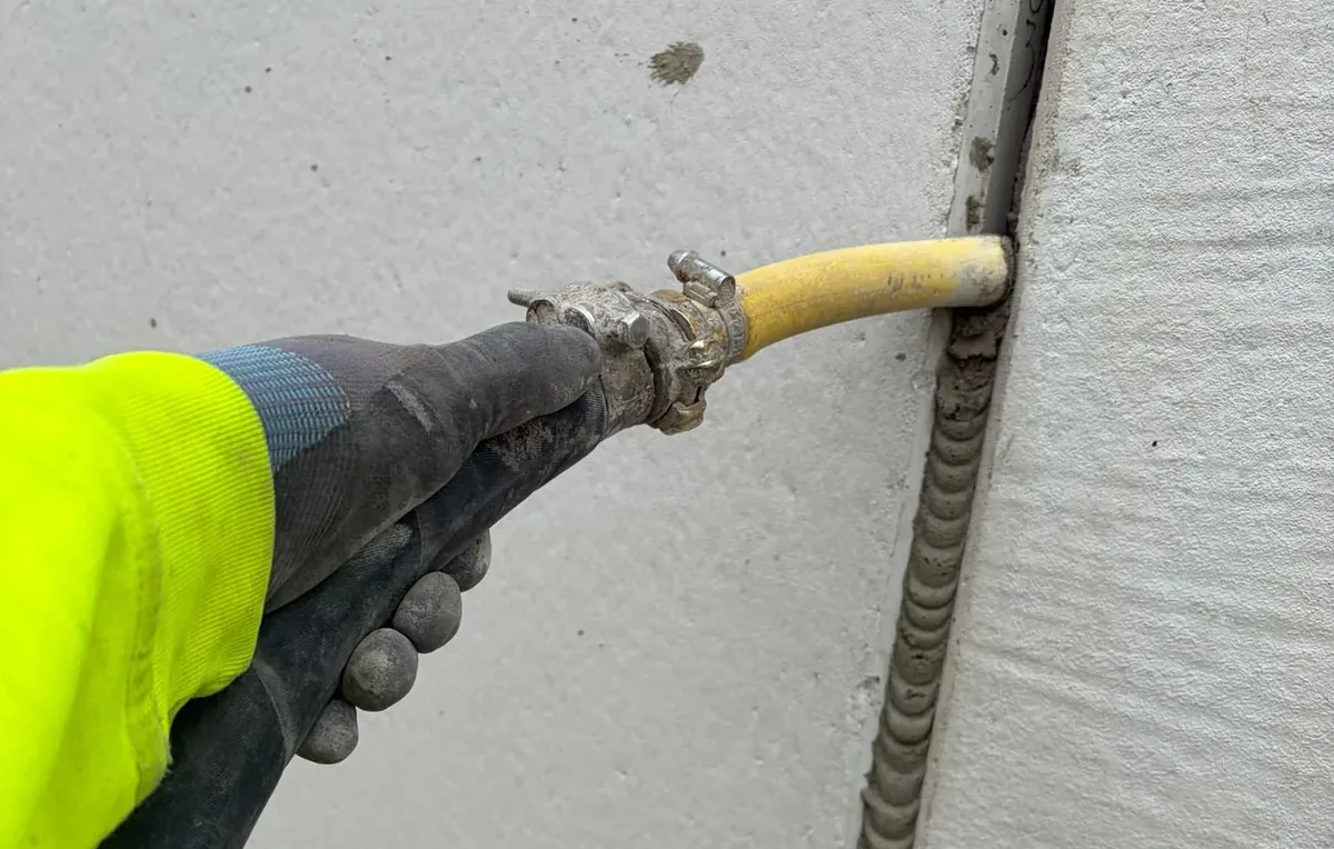 Mörtelfugenverguss zwischen Stahlbetonfertigteilen