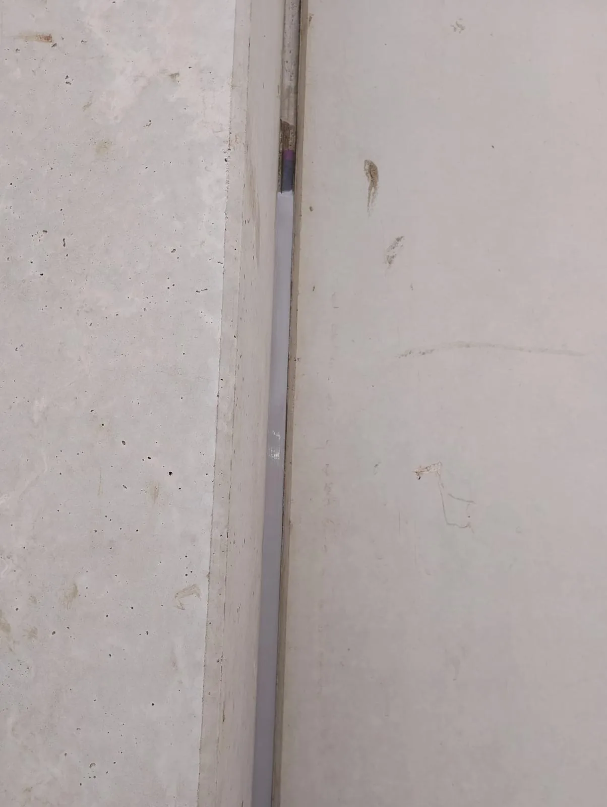 Fertige elastische Fuge zwischen zwei Betonfertigteilen